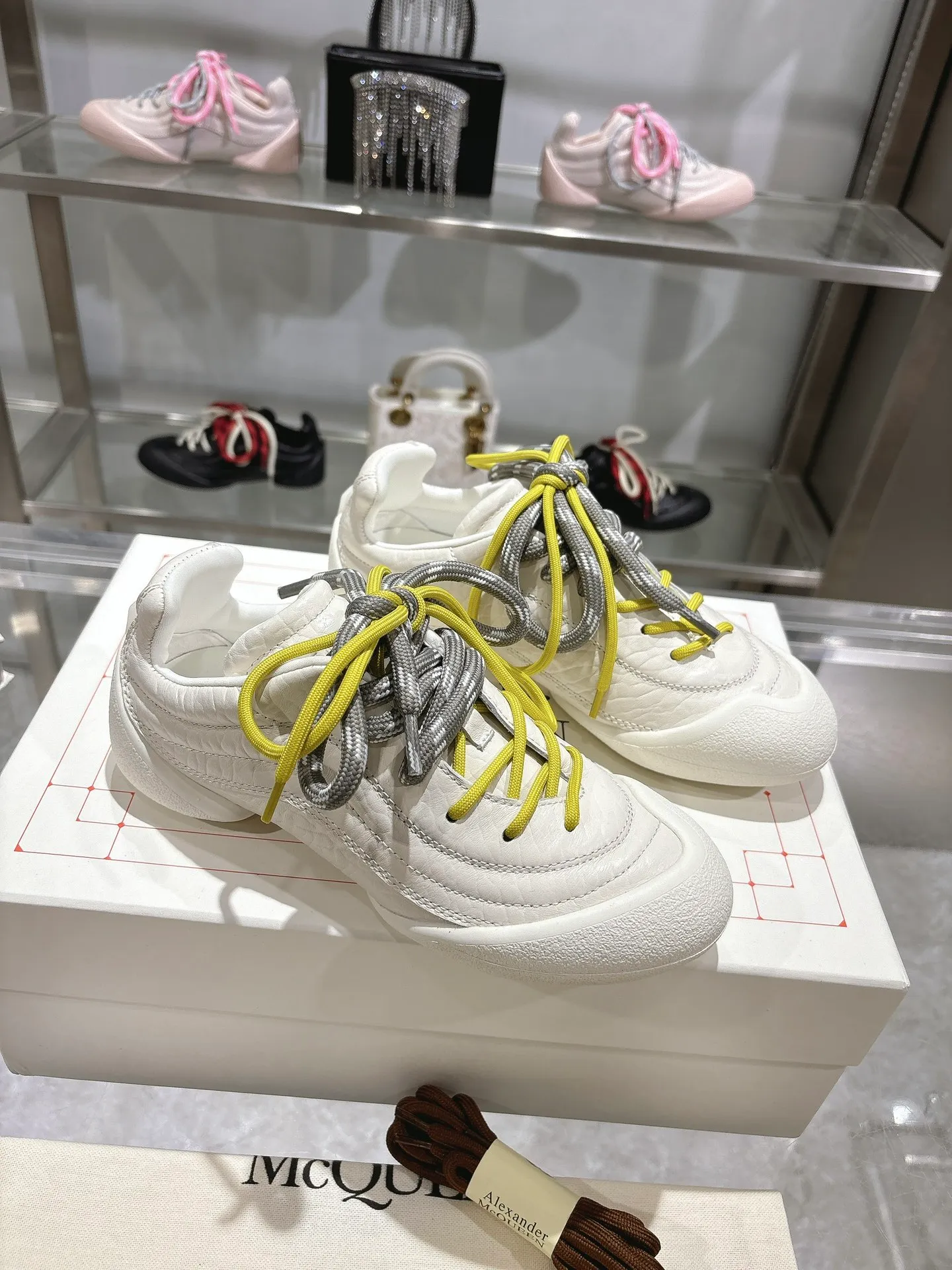 p580💰Couple model 𝐀𝐥𝐞𝐱𝐚𝐧𝐝𝐞𝐫 𝐌𝐜𝐐𝐮𝐞𝐞𝐧#/Alexander McQueen’s latest Flexion series, retro, casual, sneakers, original purchase, development, production, this Flexion Off Low-top sneakers in white grained leather with varying sized laces and an anatomically inspired lightweight segmented sole. The reverse skull pattern is embossed on the heel. Fabric: Original customized imported first-layer cowhide. Lining: Customized imported breathable mesh lining. Sole: Original open-molded non-slip TPU material. Bottom thickness: 2CM. Size: #Female size 35-40 (40 customized, non-refundable) #Men’s code 39-45 (45 customized, non-refundable)